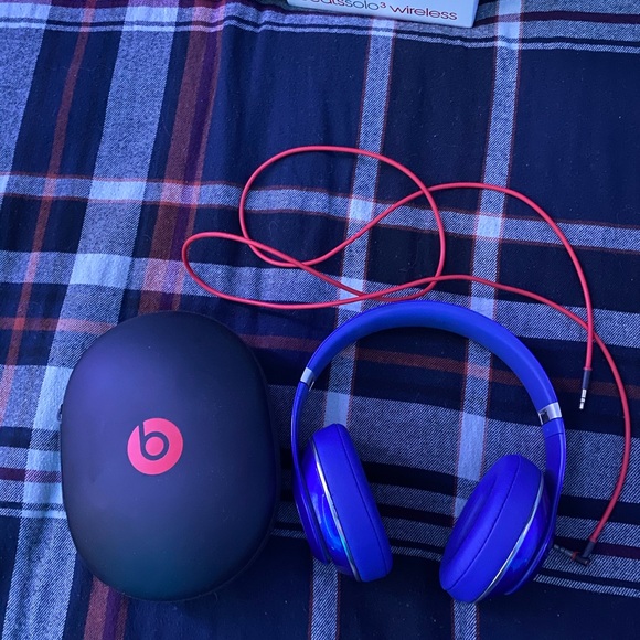 BeatsByDre Headphone Bundle - Picture 2 of 3